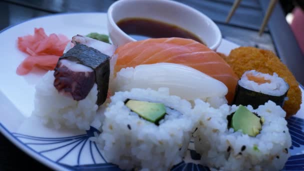 Comida Asiática Muestra Agarrando Rollo Sushi — Vídeo de stock