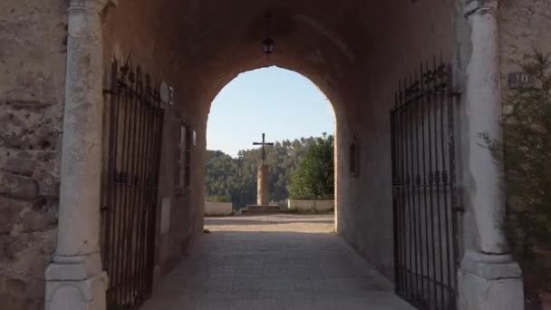 Camina Hacia Una Cruz Cristiana Dentro Convento — Vídeo de stock