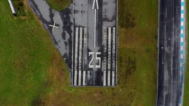 Přistávací Dráha Prázdném Letišti Číslo Dráze Výstřel Dronem — Stock video