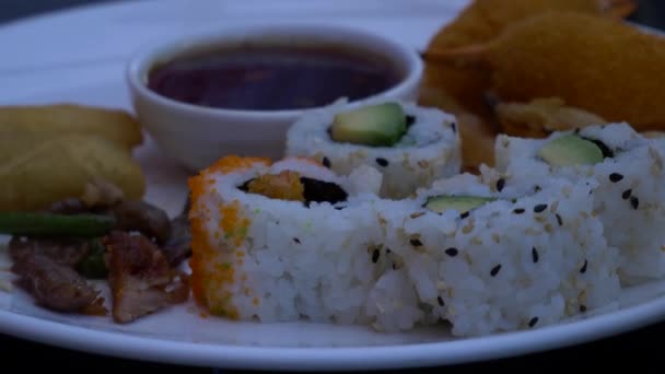 Asiatisk Mat Prov Vändplats Med Suchi — Stockvideo