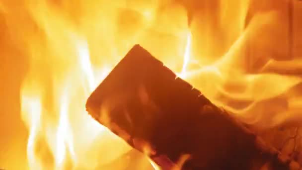 在木制原木上燃着火焰 在壁炉中燃烧的耶鲁圆木的近照 — 图库视频影像