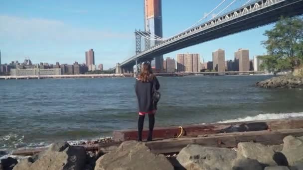 New York Iki Köprüye Bakan Bir Kız Dumbo Yakınlarında Çekilmiş — Stok video