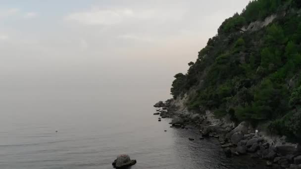 Aereal Shot Marine Cliff Coast Ιταλία Στο Μπλε Hour Pan — Αρχείο Βίντεο