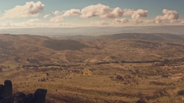 Paisaje Occidental Grulla Disparada Cima Una Montaña Revelando Una Enorme — Vídeo de stock