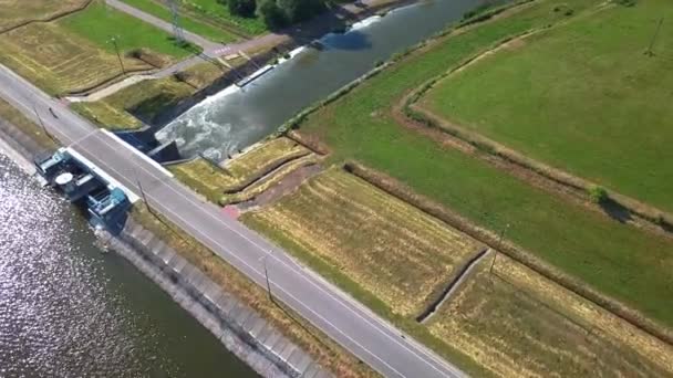 Powietrze Pochyla Się Dół Ujęcia Wody Wypływającej Tamy Polsce — Wideo stockowe