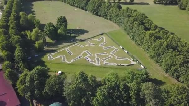 ポーランドの公園でミニゴルフ場の上に撃墜空中傾斜 — ストック動画