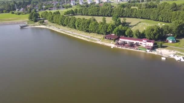 ポーランドの湖の近くの木造建築物の空中写真 — ストック動画
