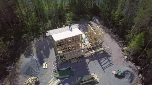 Construção Uma Pequena Casa Campo Com Bela Margem Rio Construtor — Vídeo de Stock