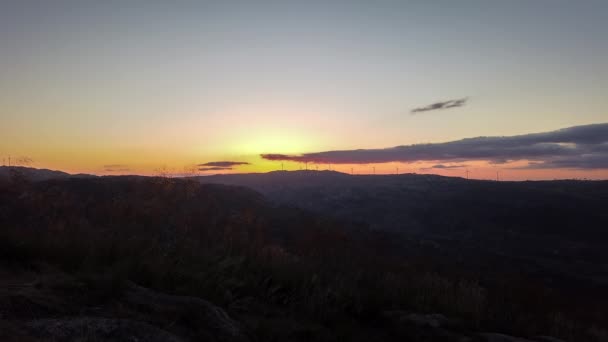 Amanecer Decae Montaña Motion Lapse Pan Shot — Vídeos de Stock