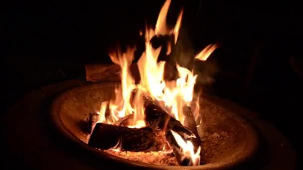 Schillerndes Lagerfeuer Erhellt Die Nacht Der Von Menschenhand Geschaffenen Feuergrube — Stockvideo