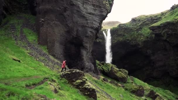 Scatti Rallentati Cascata Glaciale Remota Con Uomo Che Cammina Verso — Video Stock