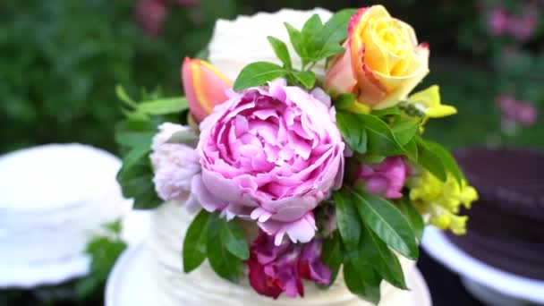 Kolorowy Bukiet Kwiatów Róż Zdobiący Tort Weselny Świeżym Powietrzu Wesele — Wideo stockowe