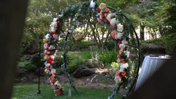 Färgglada Cirkulära Blommor Bröllop Archway För Utomhus Trädgård Ceremoni Slow — Stockvideo