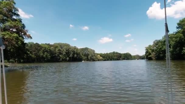 Barco Pov Caballo Través Bosques Lago Con Cielo Azul Nubes — Vídeos de Stock