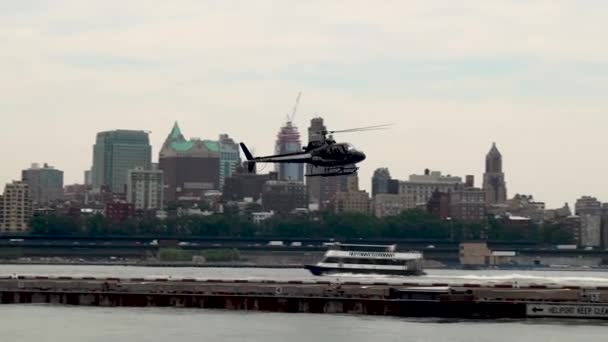 Helicóptero Aterriza Muelle Del Helipuerto Manhattan Brooklyn Skyline Está Fondo — Vídeos de Stock