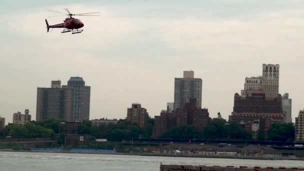 헬리콥터가 맨해튼의 부두에 착륙하고 브루클린 스카이라인 배경에 있습니다 — 비디오