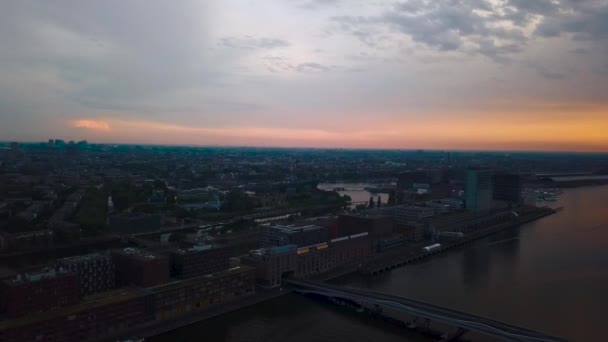 Πετώντας Πάνω Από Τον Ορίζοντα Του Άμστερνταμ Από Ηλιοβασίλεμα Drone — Αρχείο Βίντεο