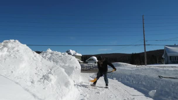 Hombre Apilando Nieve Con Una Pala Para Despejar Entrada — Vídeos de Stock