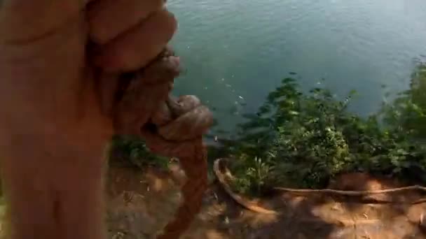 川の岸でロープを振ってアフリカのナイル川に飛び込む白人の視点 — ストック動画