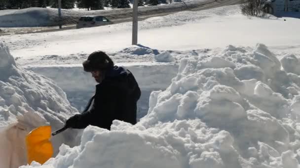 Hombre Apilando Nieve Banco Nieve Día Soleado — Vídeos de Stock