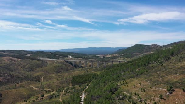 Most Górach Autostrada Przecina Góry Pięknym Niebem Postrzelony Przez Drona — Wideo stockowe
