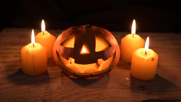 Zucca Halloween Con Luci Candele Legno Nella Stanza Buia — Video Stock