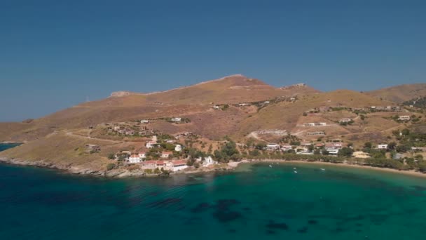 夏にギリシャ島の美しい丘やビーチの周りの高い航空軌道 — ストック動画