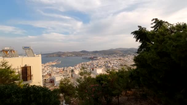 Timelapse Θέα Στον Κόλπο Της Σύρου Και Την Πόλη Ανάμεσα — Αρχείο Βίντεο