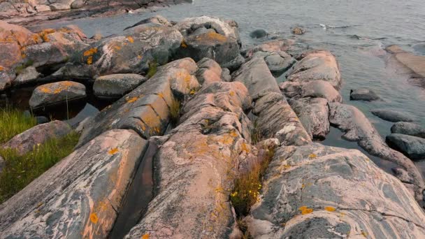 Природа Острова Скалы Спокойными Волнами Воды Летом Швеции — стоковое видео