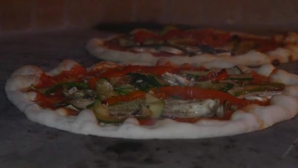 Movimento Lento Duas Pizzas Cozinhar Forno Tijolo Fogo Madeira — Vídeo de Stock