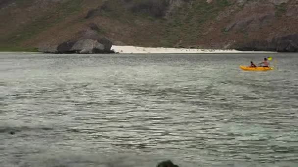 Mexican Kayaker Padding Canoe Boat Sea Baja California Mexico Unrecognised — Stock Video