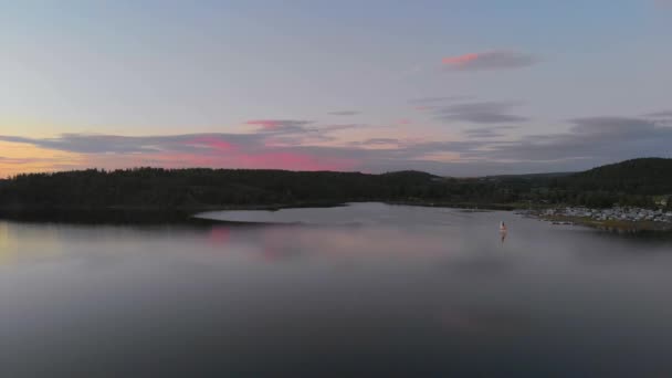 Aerial Shot Calm Lake Beautiful Pink Sunset Sailboat Sight Short — Stock Video