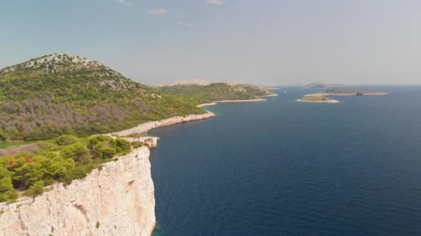 Hırvatistan Daki Kornat Adasının Uçurum Hattının Profesyonel Görünümlü Havacısı Uçurumun — Stok video