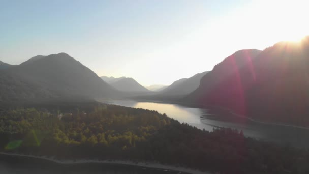 Een Professioneel Uitziende Luchtfoto Van Oostenrijkse Alpen Terwijl Gouden Uur — Stockvideo