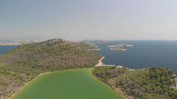 Profesional Mirando Aérea Sobre Lago Verde Salado Isla Kornat Mar — Vídeo de stock