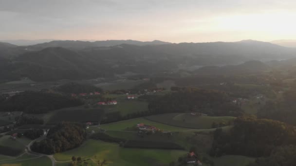 Profesjonalnie Wyglądający Widok Lotu Ptaka Austriackie Alpy Zachód Słońca Pokazujący — Wideo stockowe