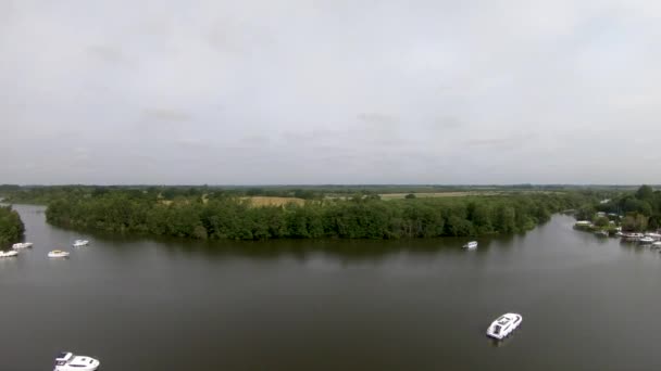 ウィアーズ ブロード サウス ウォルシャム ノーフォーク上空の空中ドローン映像 — ストック動画