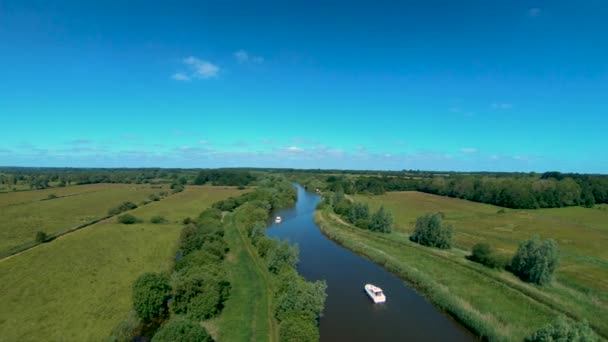诺福克瓦文尼河沿岸一艘船的空中无人机摄像 — 图库视频影像