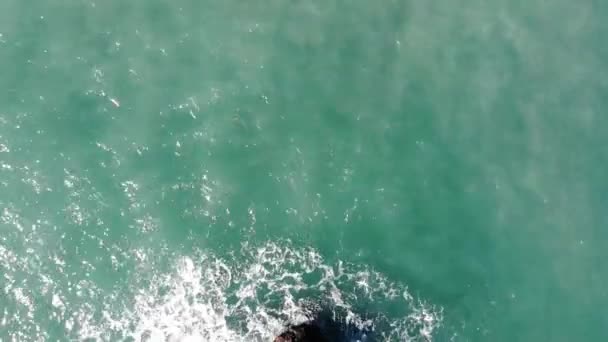 Drone Vole Vers Arrière Sur Une Pile Mer — Video