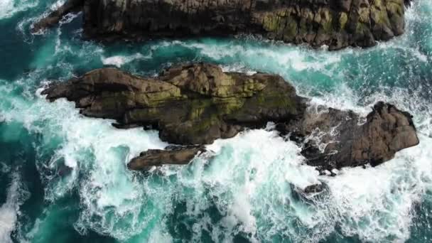 Drone Ρολόγια Από Ψηλά Όπως Κύματα Συντριβή Βράχους Στην Ακτογραμμή — Αρχείο Βίντεο