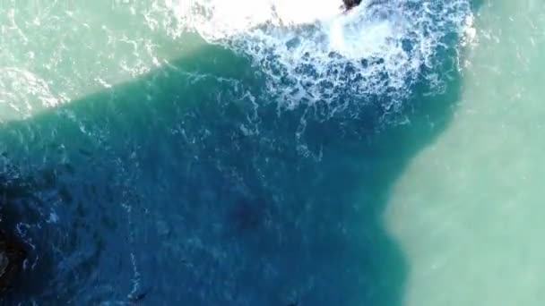 Drone Vuela Sobre Pila Mar Agua — Vídeo de stock