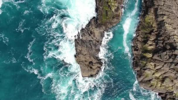 Drone Flies Sea Stack Beautiful Aqua Water — Stock Video