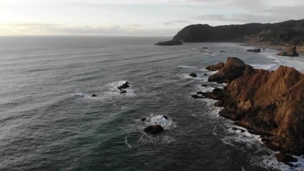 Drone Vuela Sobre Las Pilas Mar Hora Dorada Playa — Vídeos de Stock