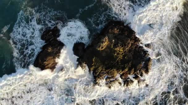 Drone Mira Hacia Abajo Pila Mar Como Las Olas Estrellan — Vídeos de Stock