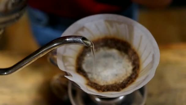 咖啡酿造 一步一步 咖啡师轻轻地将热水倒在研磨咖啡的表面上 润湿咖啡 — 图库视频影像