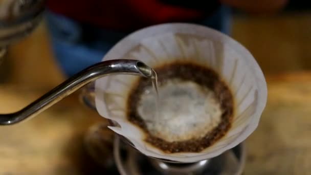 Café Cerveja Passo Passo Barista Suavemente Derrama Água Quente Superfície — Vídeo de Stock