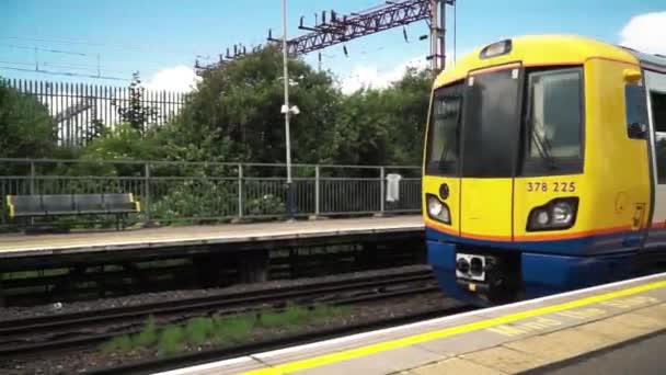 Метро Поїзд Прибуває Станцію Метро — стокове відео