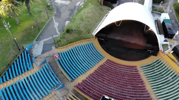 Vista Aérea Estandes Coloridos Teatro Localizado Parque Dia Ensolarado Montevidéu — Vídeo de Stock