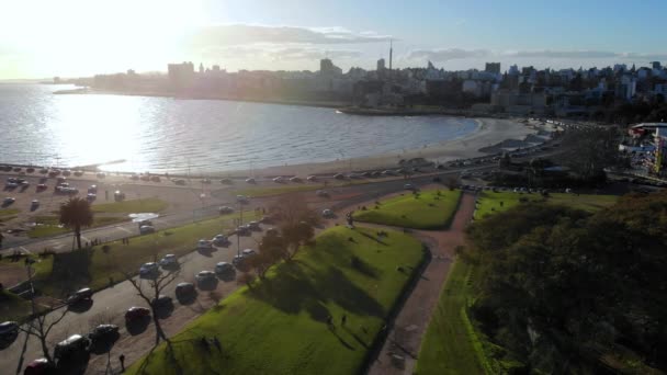 Flygfoto Över Kusten Parken Solig Dag Ligger Staden Montevideo Uruguay — Stockvideo