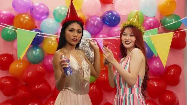 Fiatal Barátok Élvezi Visszaszámlálás Szilveszter Party Spray Színes Dekoráció Léggömbök — Stock videók